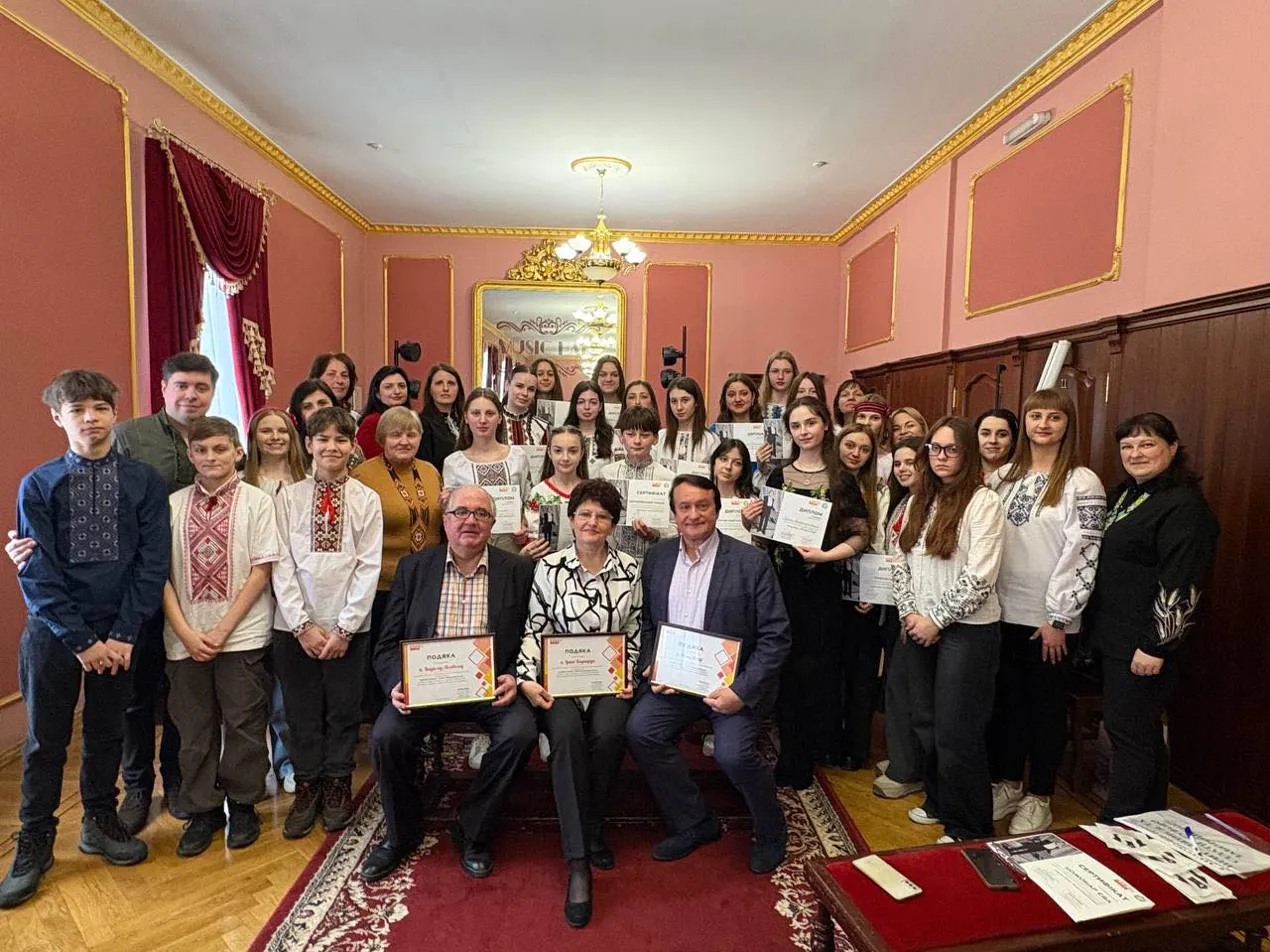 Спільне фото членів журі та учасників конкурсу