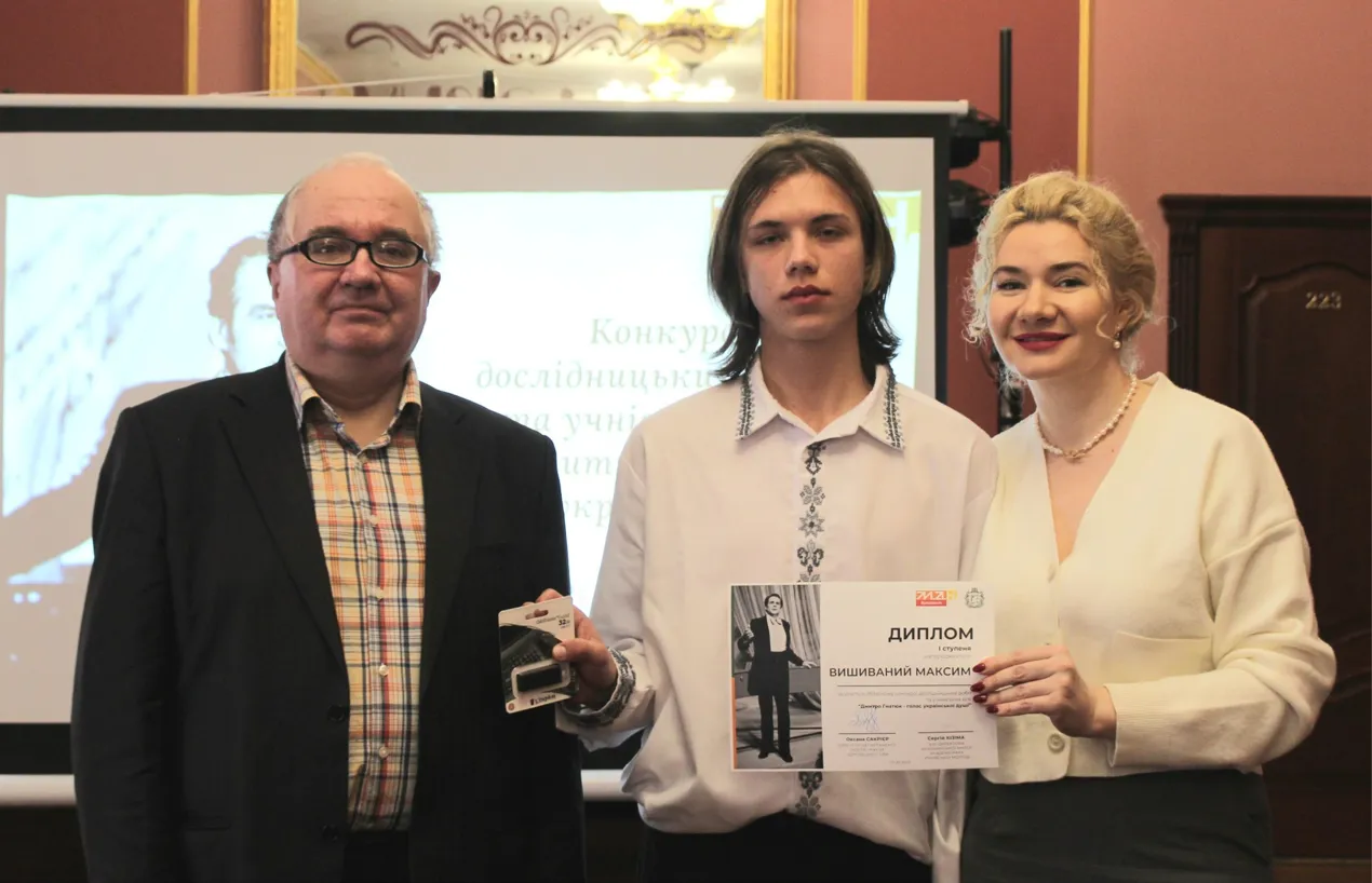 Нагородження переможця в секції есе Максима Вишиваного (І місце, ОЗ «Михалківський ліцей»)